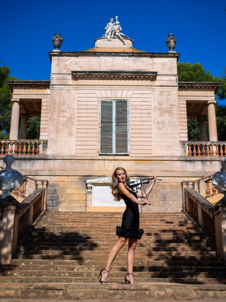 Noemi poza artistica violinista para bodas