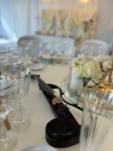 Vioara electrica pe masa Pregatire nunta